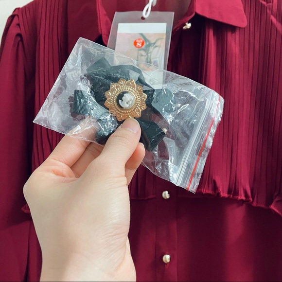 Long-sleeve Ruffled Blouse with Brooch - Picture 5 of 5